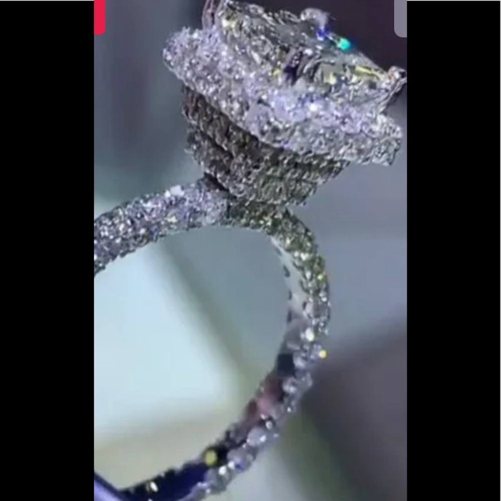 Stunning Ring - Picture 2 of 2